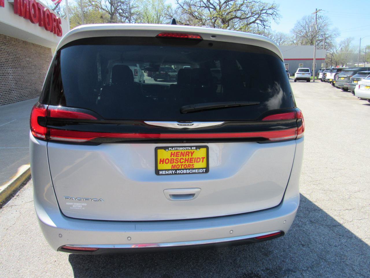 Used 2024 Chrysler Pacifica Touring-L FWD image 3