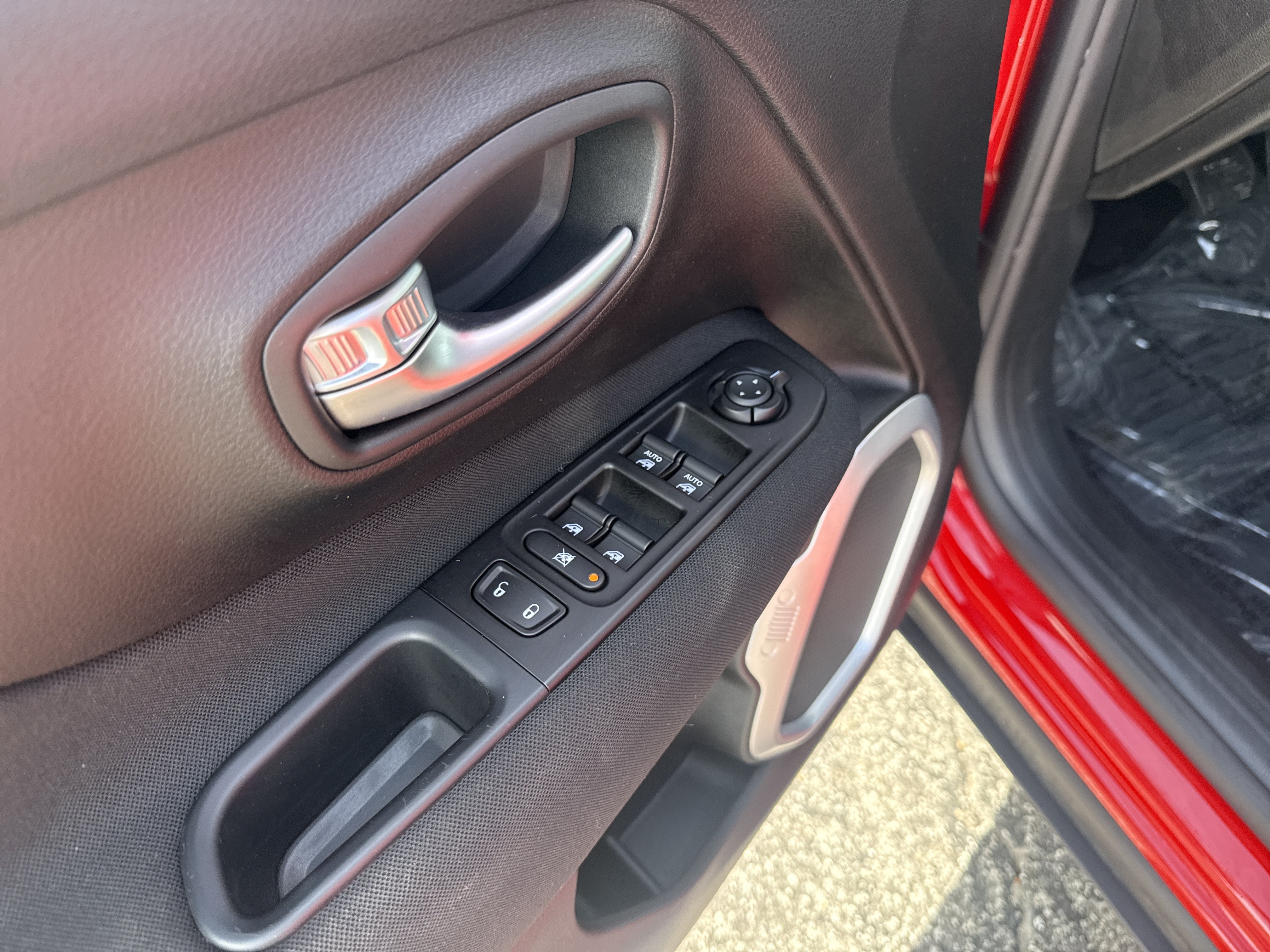 Used 2021 Jeep Renegade Latitude w/ Luxury Group I AWD/4WD image 14