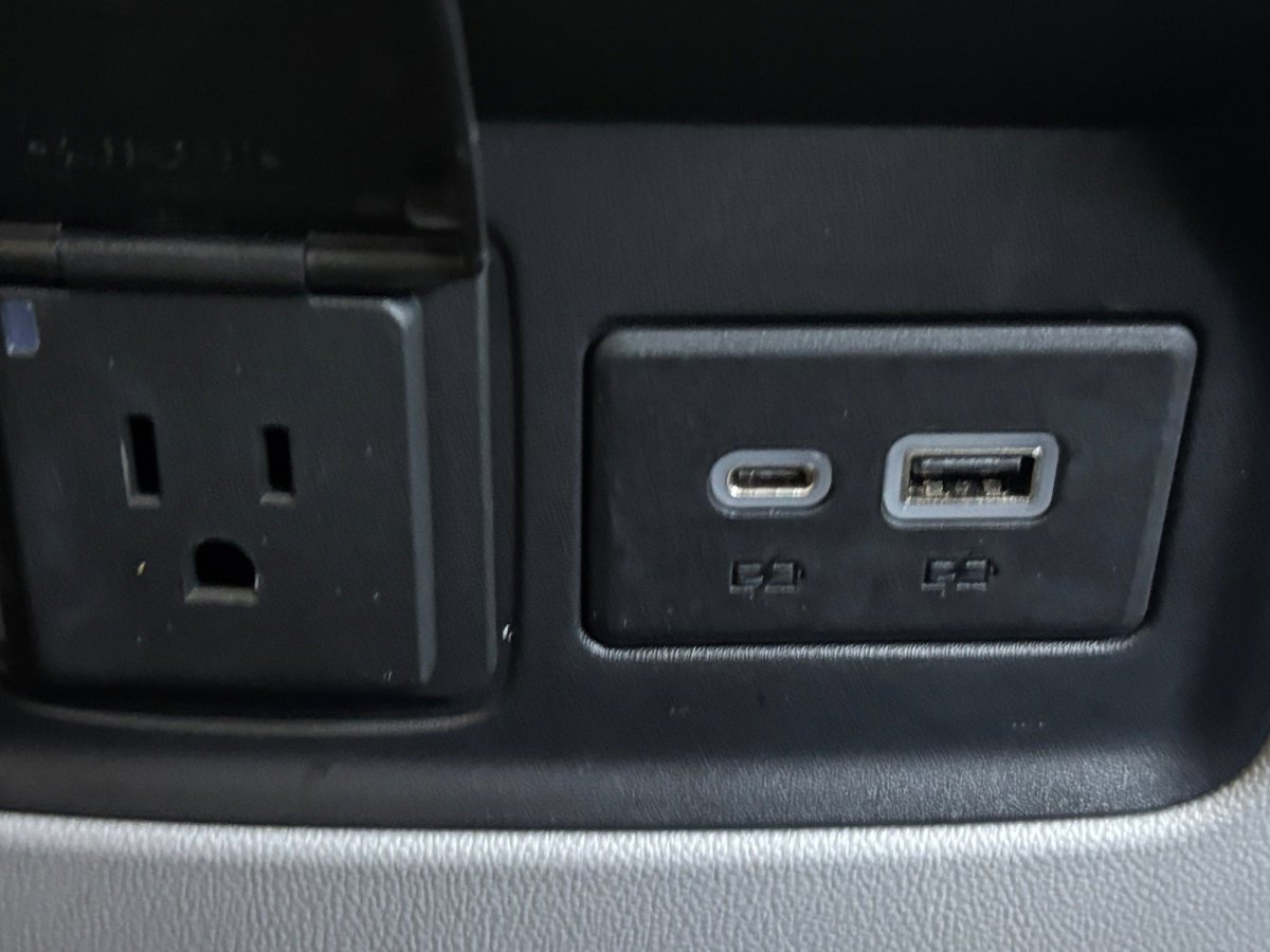 Used 2022 GMC Acadia SLT w/ Preferred Package image 6