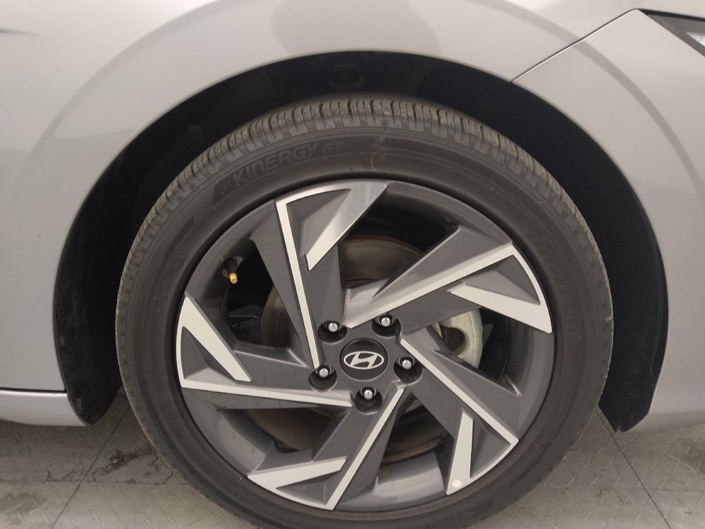 Used 2025 Hyundai Elantra SEL image 31