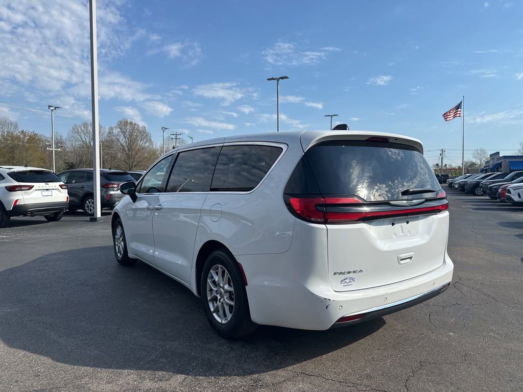 Used 2023 Chrysler Pacifica Touring-L FWD image 5