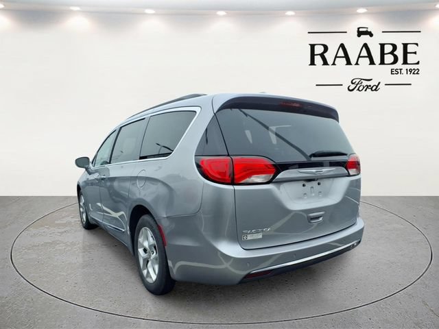 Used 2017 Chrysler Pacifica Touring-L w/ Tire & Wheel Group FWD image 13