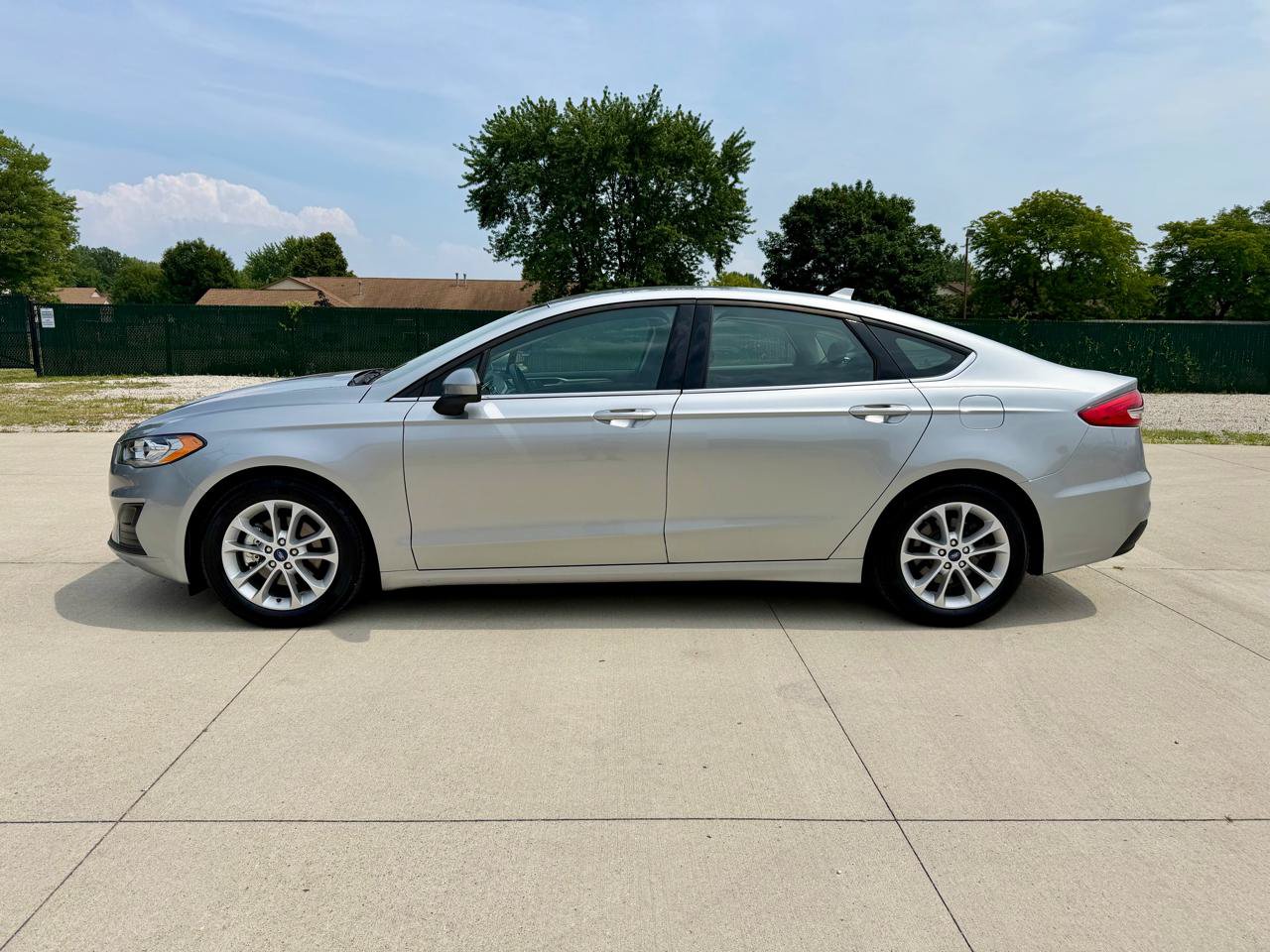 Used 2020 Ford Fusion SE FWD image 2