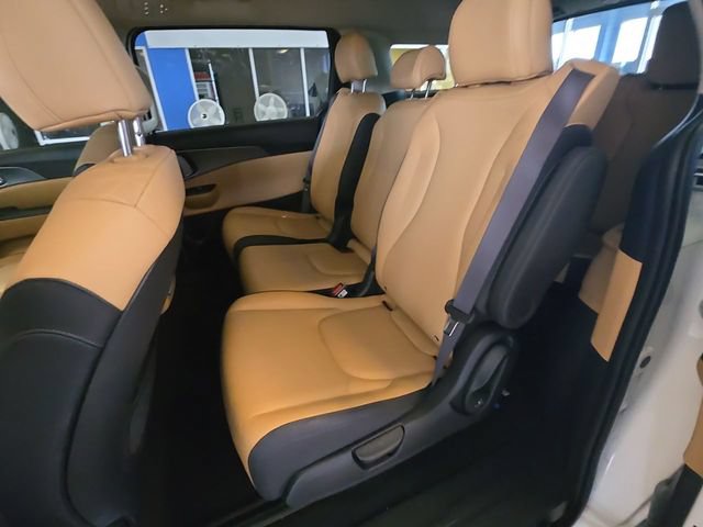 Used 2024 Kia Carnival LX FWD image 21