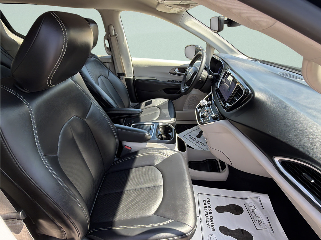 Used 2024 Chrysler Pacifica Touring-L FWD image 10