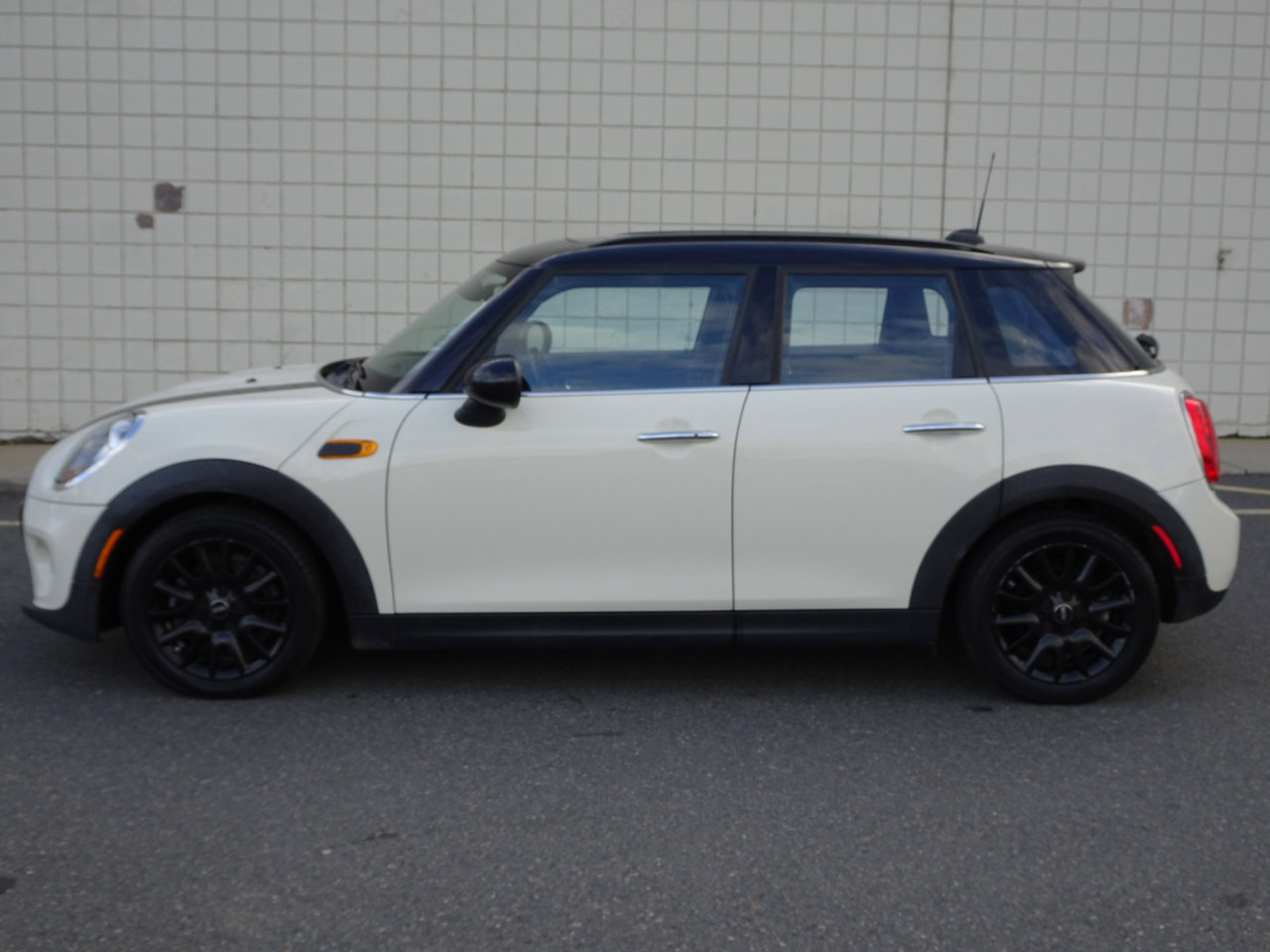 Used 2016 MINI Cooper 4-Door Hardtop image 4