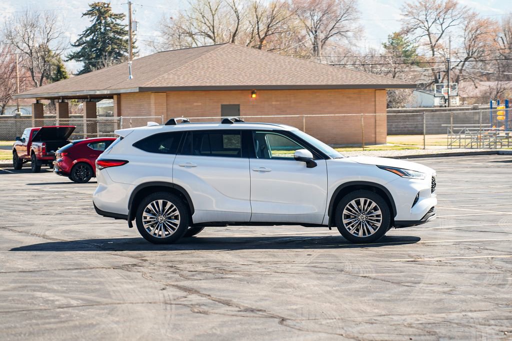 Used 2022 Toyota Highlander Platinum image 4