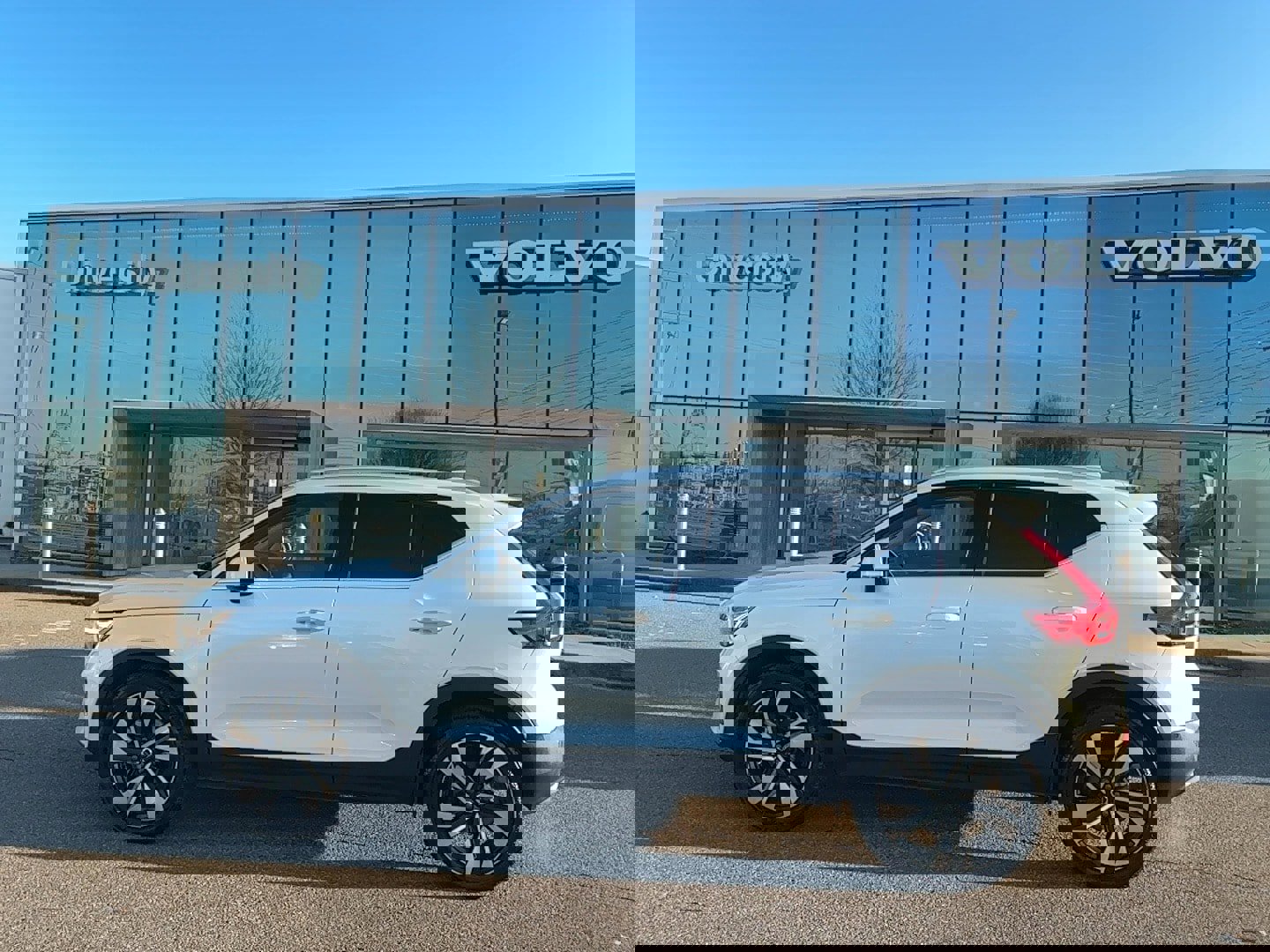 Certified 2024 Volvo XC40 B5 Plus w/ Protection Package Premier