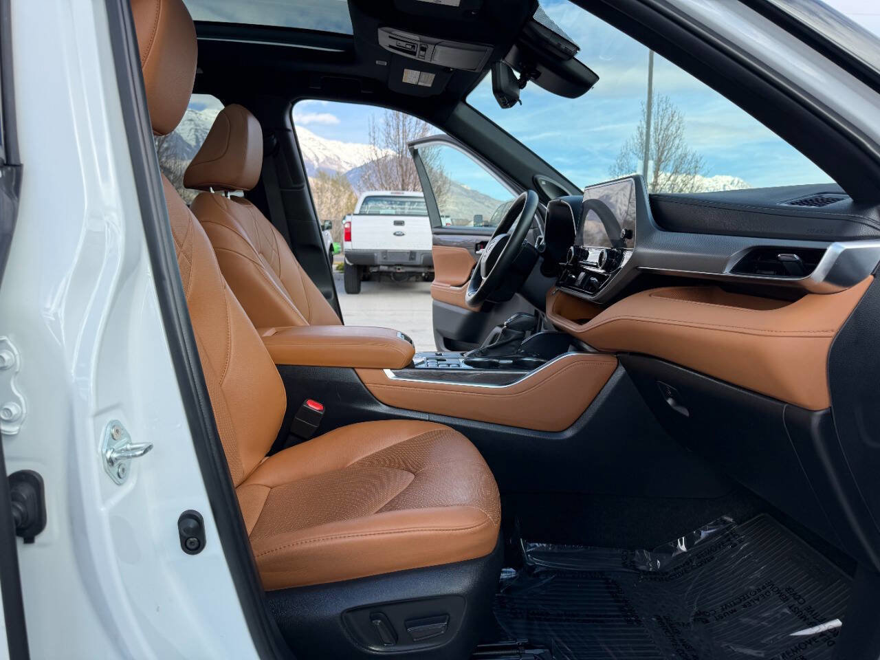 Used 2024 Toyota Highlander Platinum AWD/4WD image 28