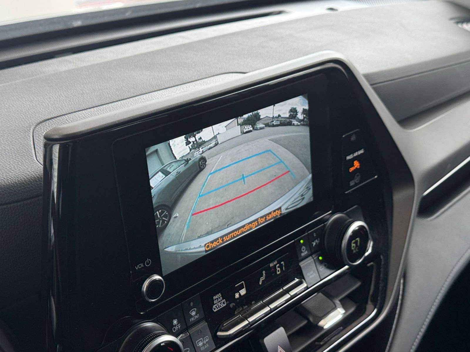 Used 2025 Toyota Highlander LE FWD image 27