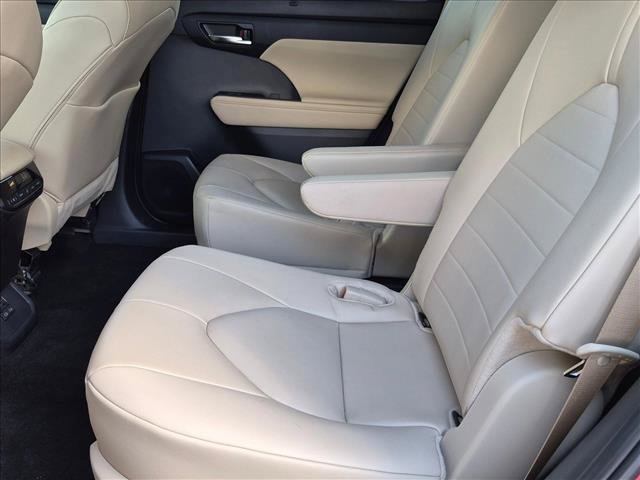 Used 2024 Toyota Highlander XLE FWD image 19