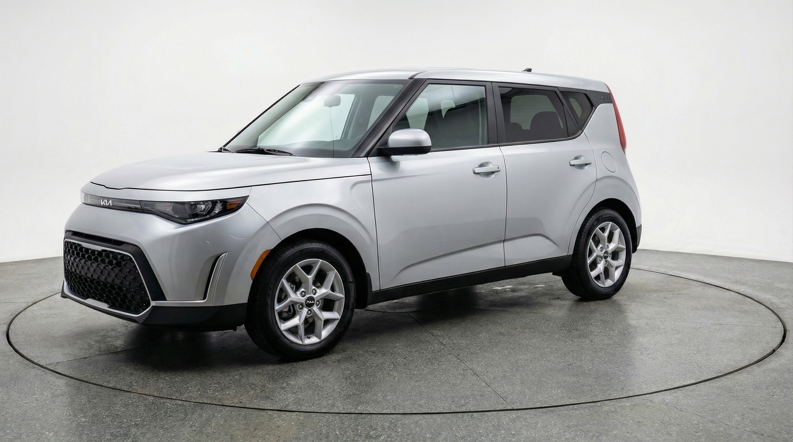 Used 2025 Kia Soul LX w/ LX Technology Package FWD image 3