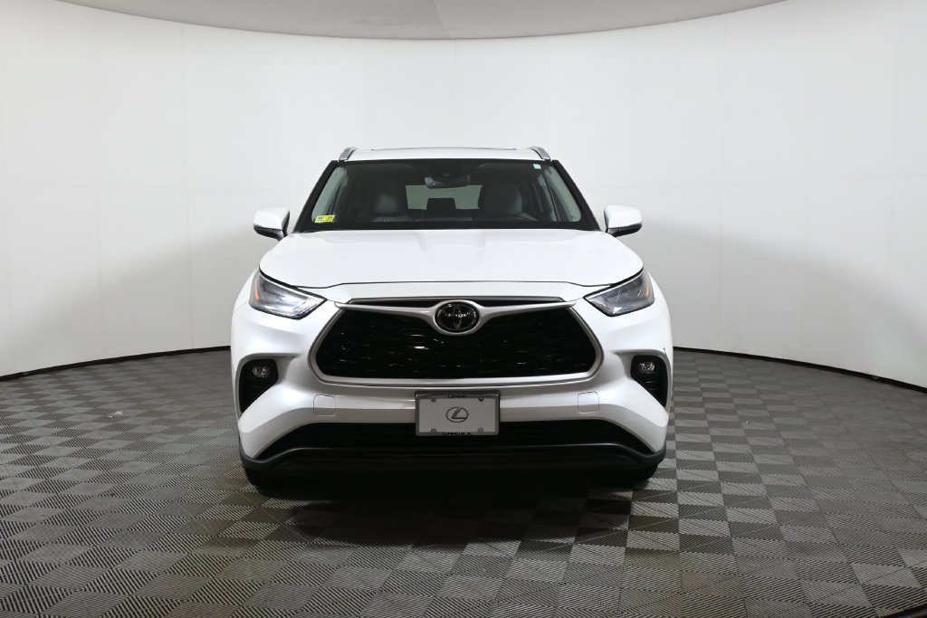 Used 2023 Toyota Highlander XLE AWD/4WD image 10