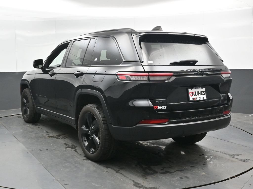 Used 2023 Jeep Grand Cherokee Altitude AWD/4WD image 10