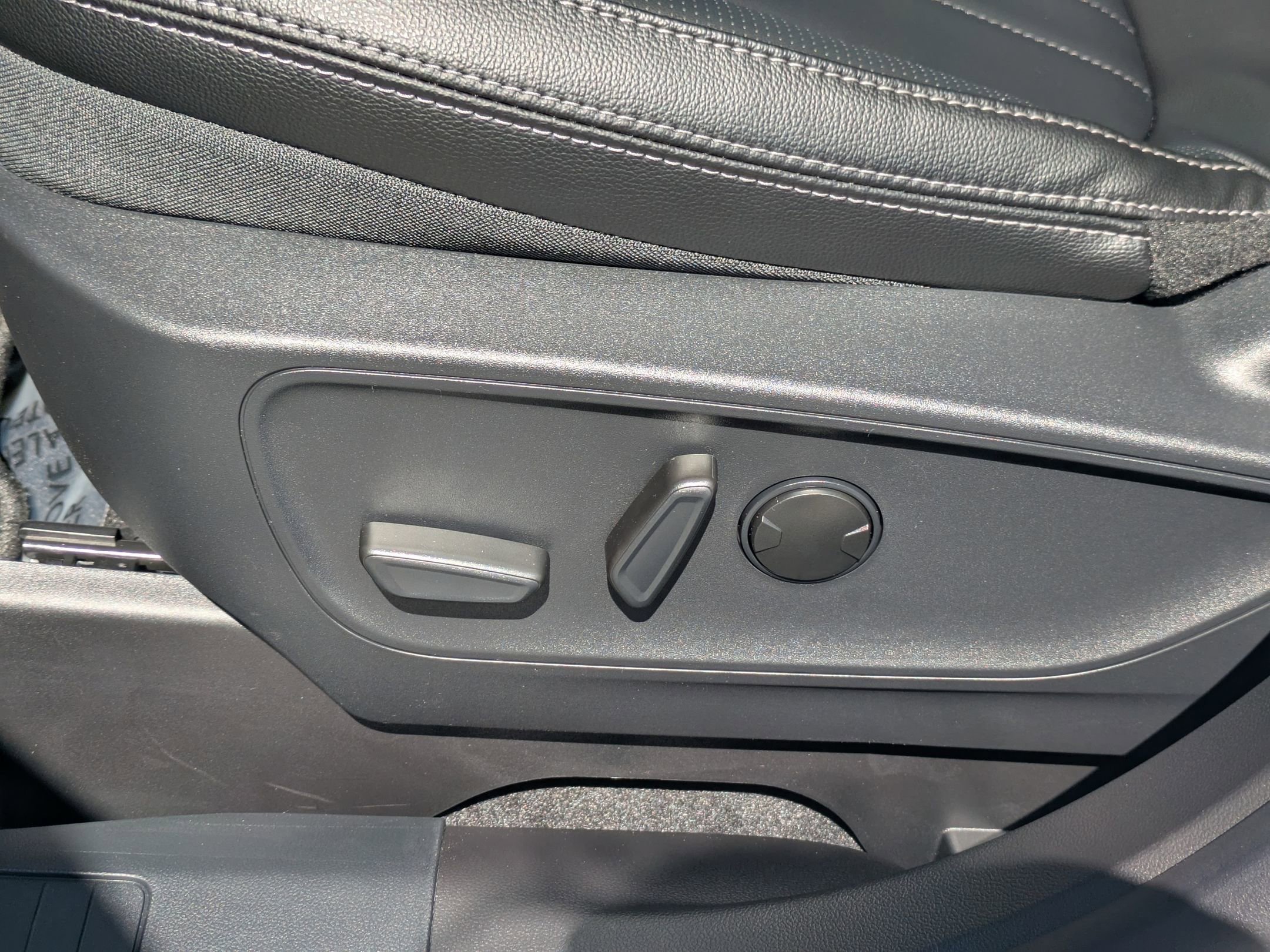 New 2025 Ford Escape SE w/ PHEV Premium Package image 13