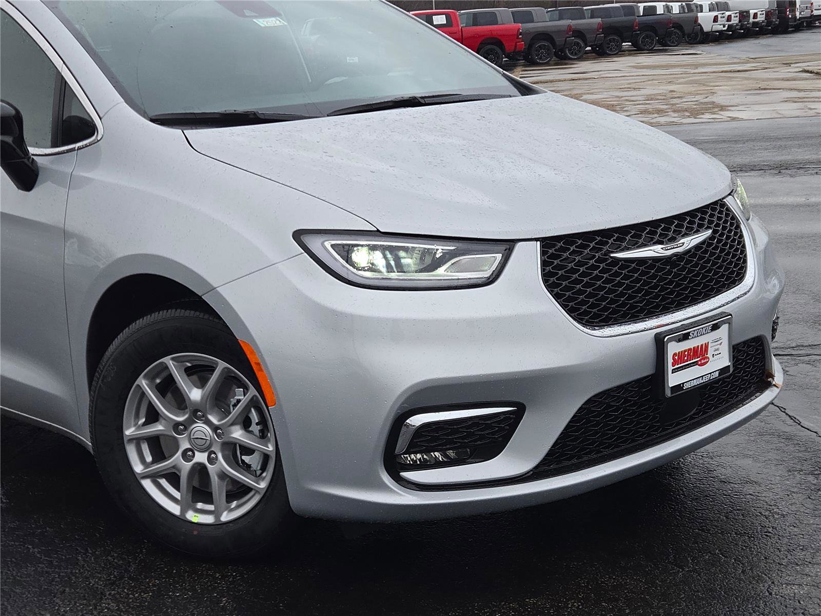 New 2026 Chrysler Pacifica Select image 2