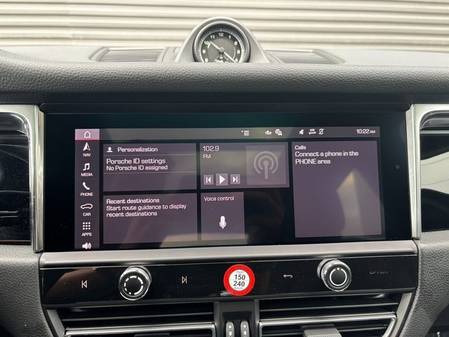 Certified 2025 Porsche Macan image 18