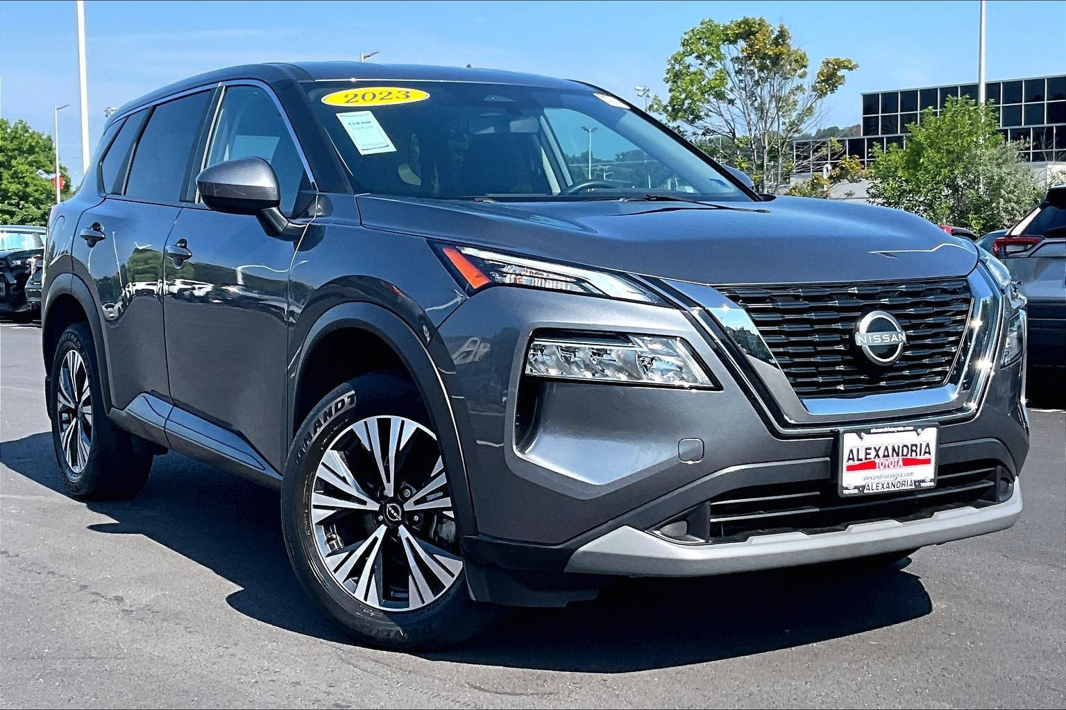 Used 2023 Nissan Rogue SV AWD/4WD image 2