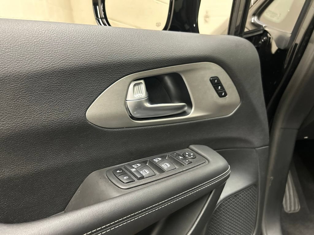 Used 2024 Chrysler Pacifica Limited w/ S Appearance Package FWD image 25
