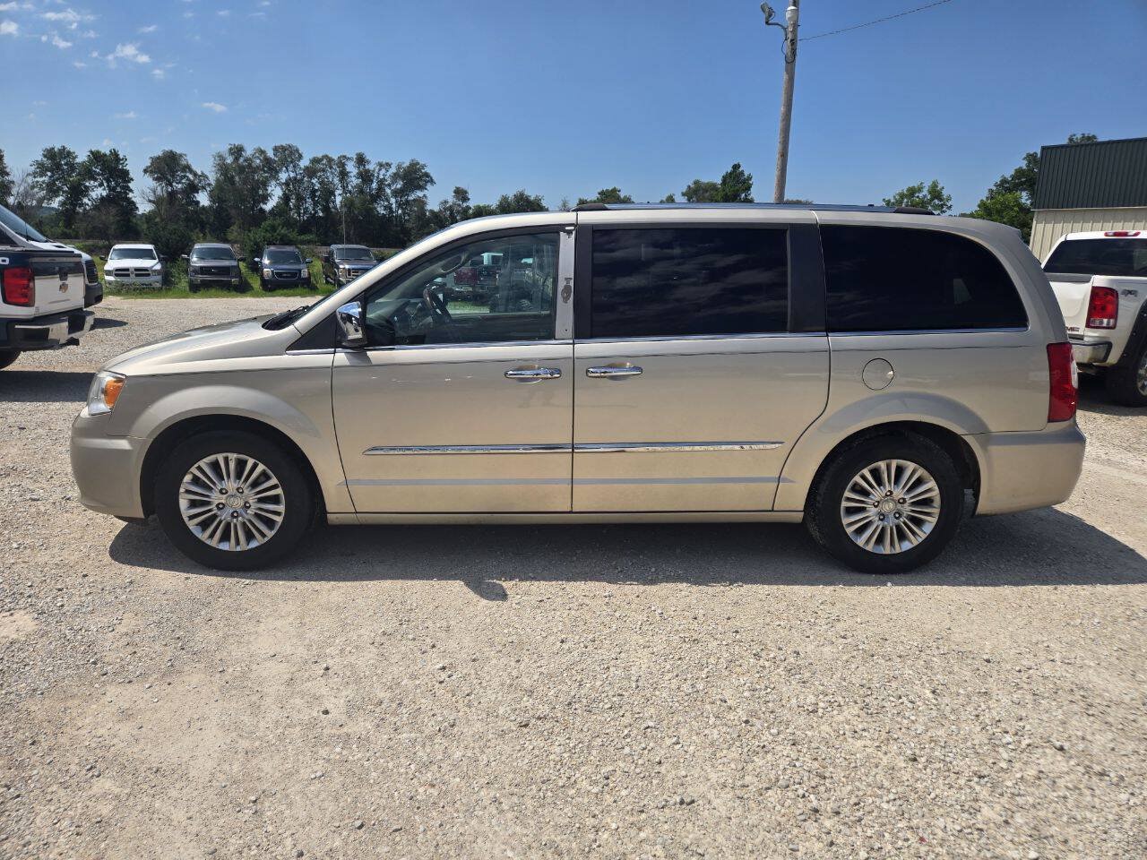 Used 2015 Chrysler Town & Country Limited Platinum FWD image 5