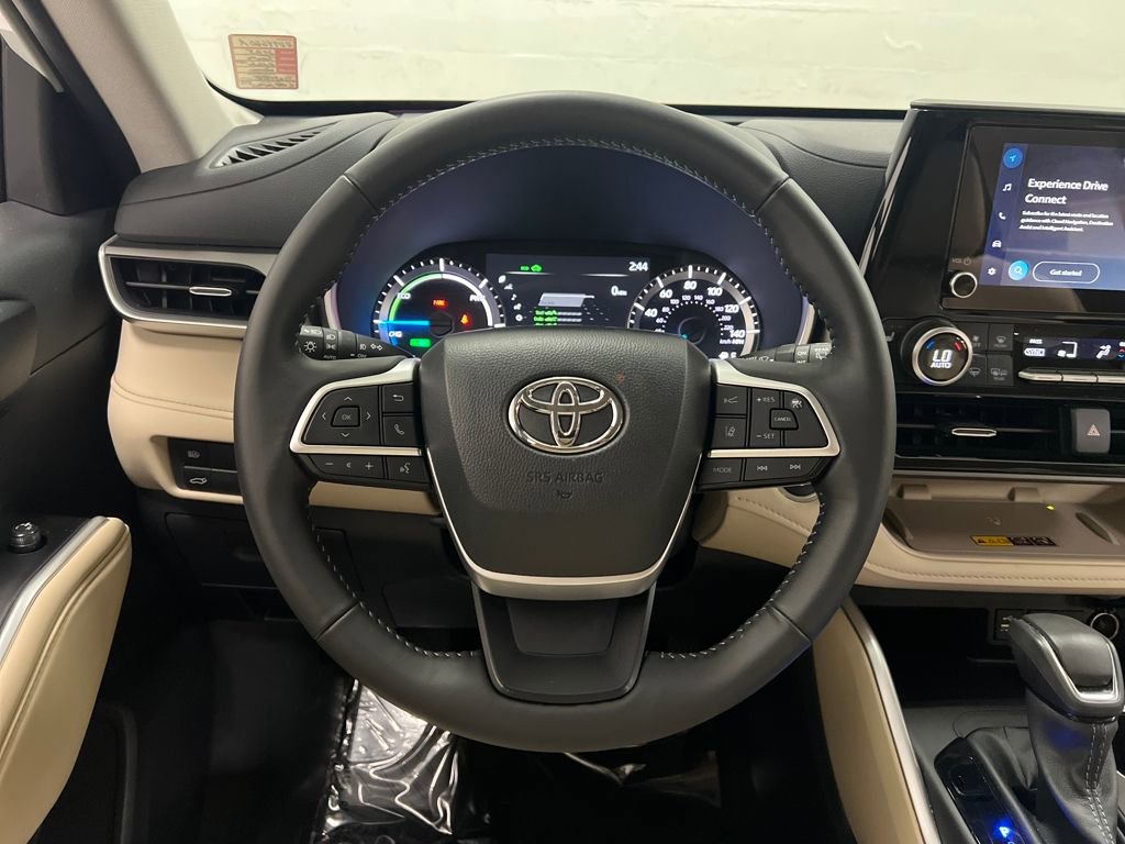 Used 2025 Toyota Highlander XLE image 16