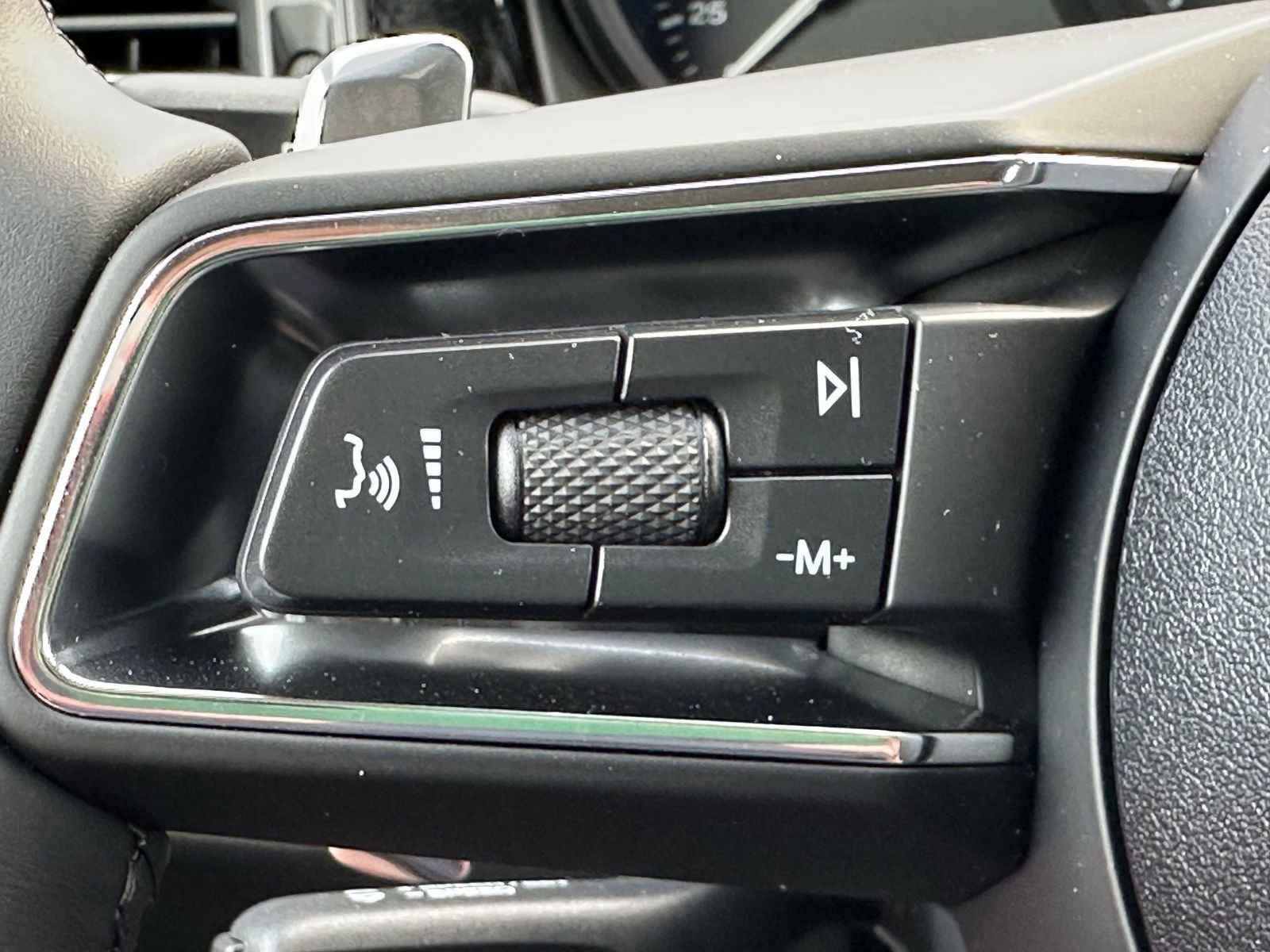 Certified 2025 Porsche Macan AWD/4WD image 25