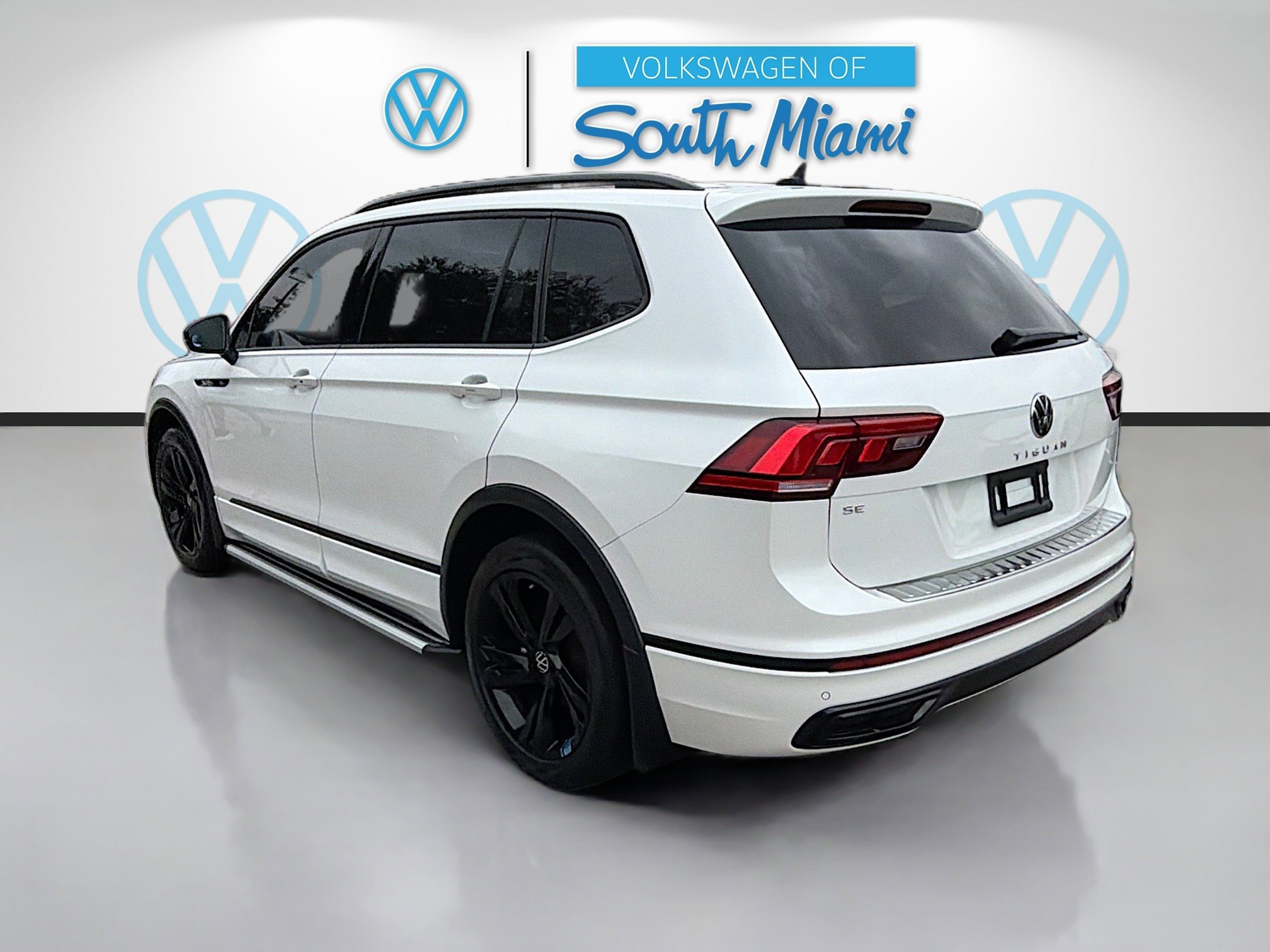 Used 2023 Volkswagen Tiguan SE R-Line image 5