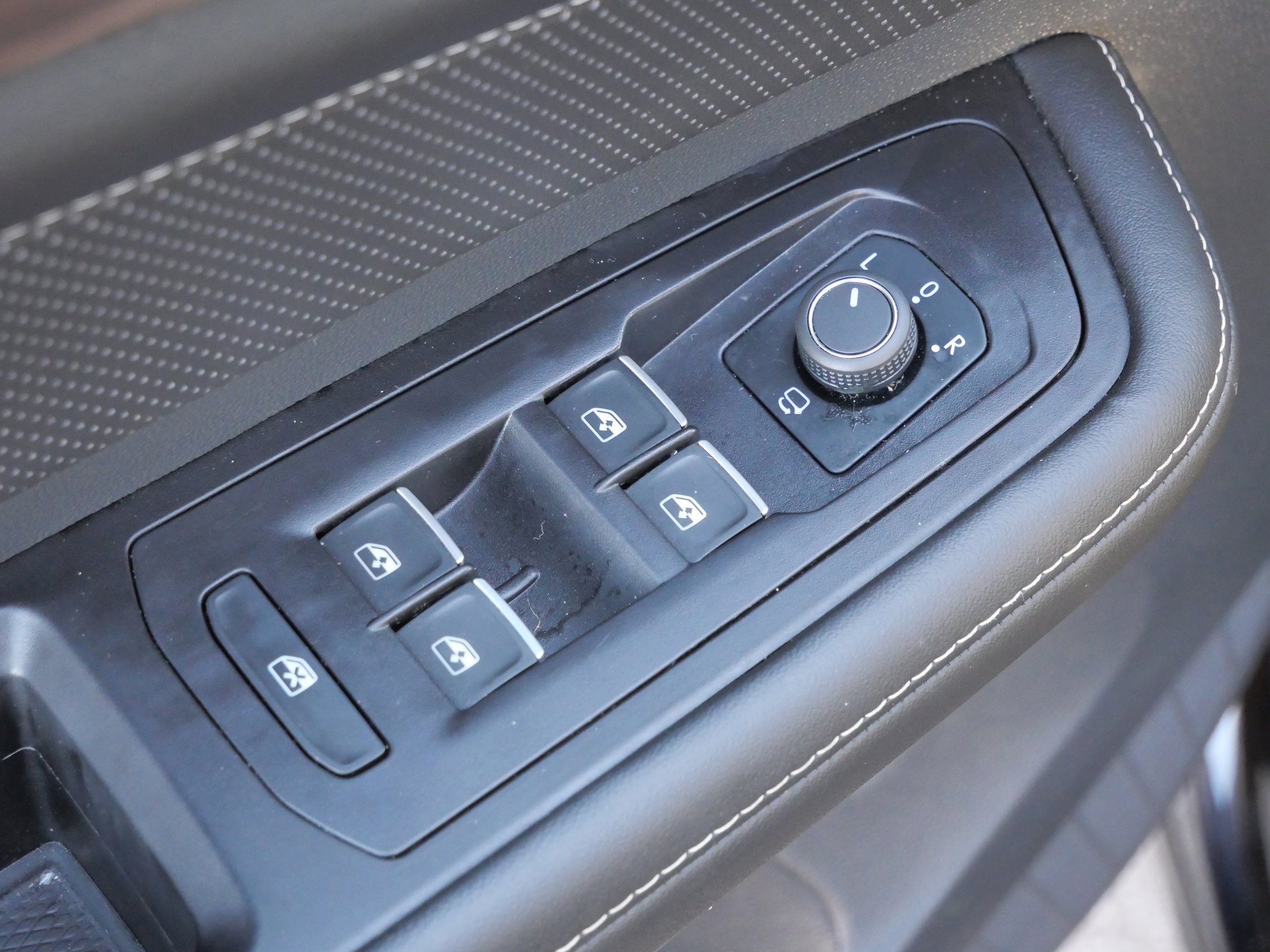 Certified 2025 Volkswagen Atlas SEL Premium R-Line image 19