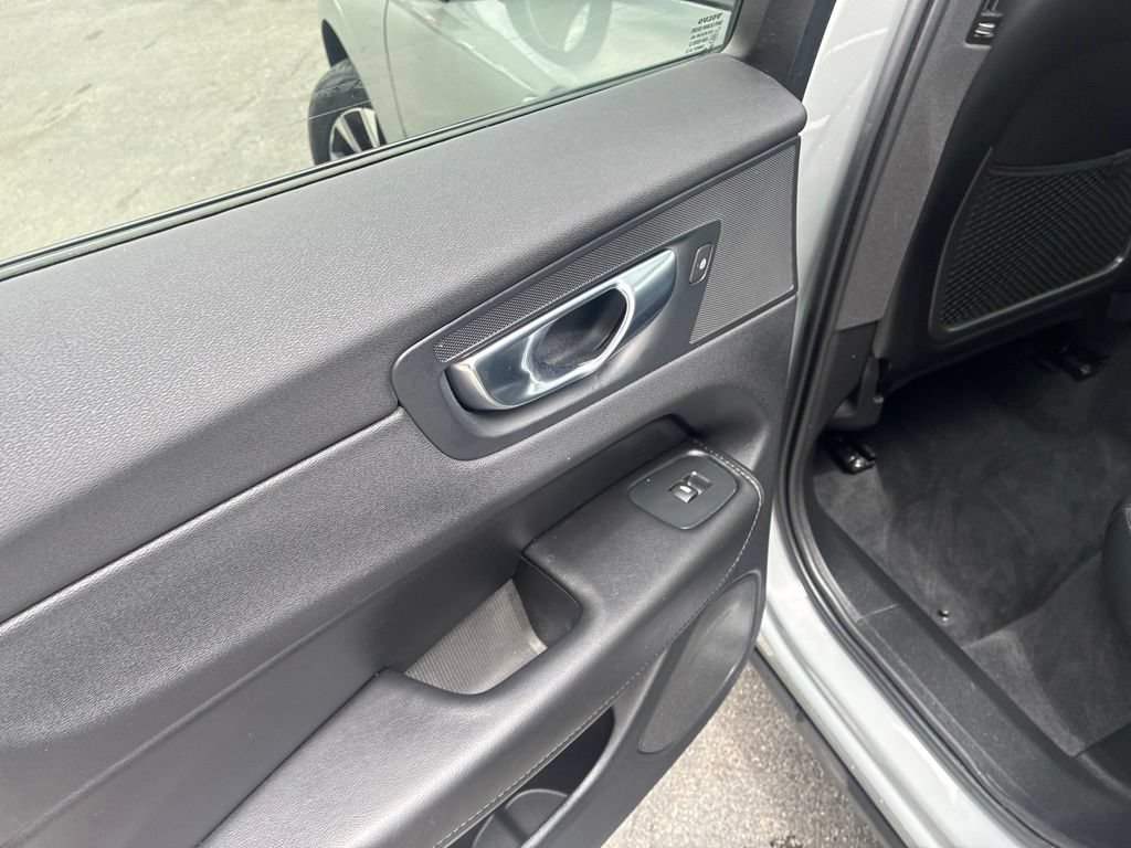 Used 2025 Volvo XC60 B5 Core w/ Protection Package Premier AWD/4WD image 9