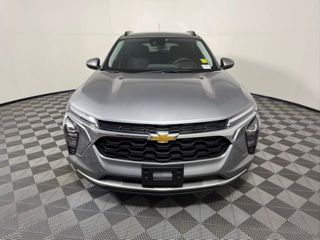 Used 2025 Chevrolet Trax LT w/ LT Convenience Package image 9