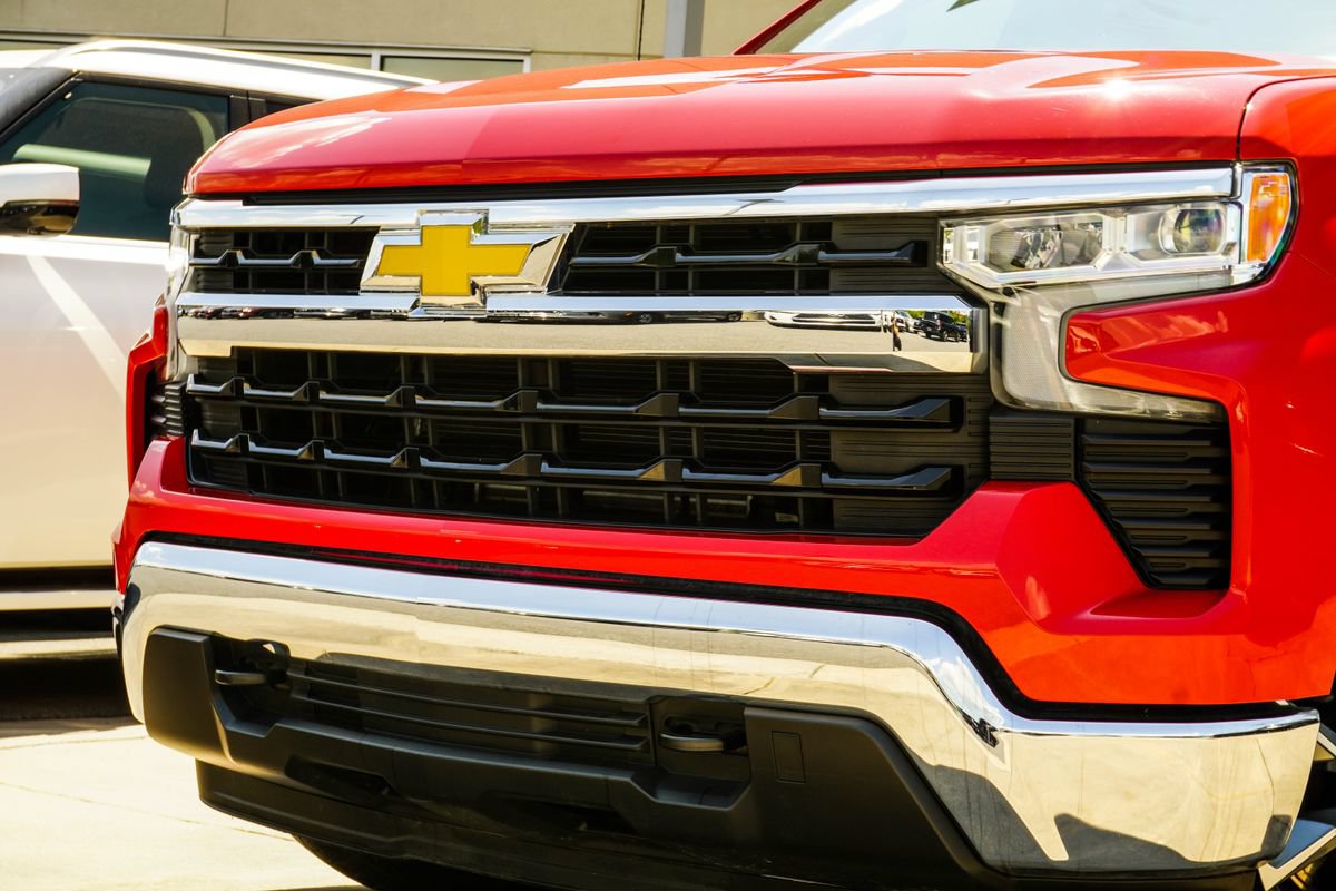 Used 2023 Chevrolet Silverado 1500 LT AWD/4WD image 2