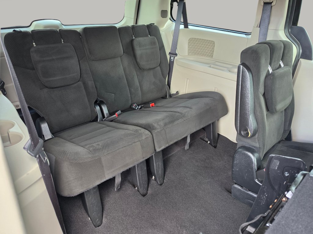 Used 2016 Dodge Grand Caravan SE FWD image 29