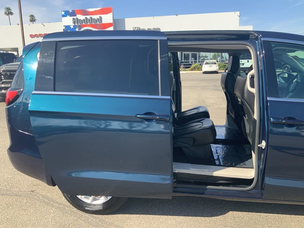 Certified 2023 Chrysler Pacifica Touring-L image 11