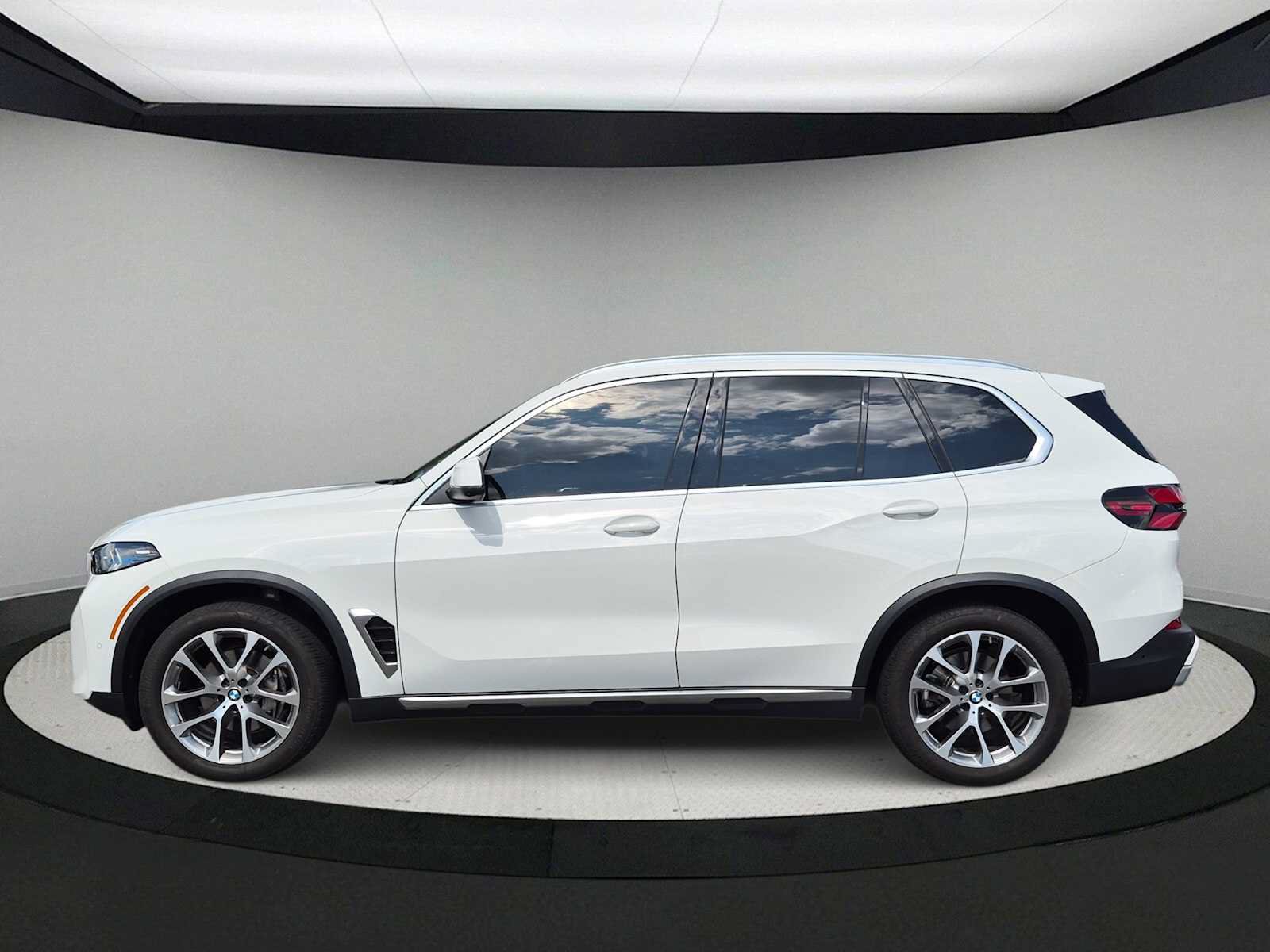 Used 2024 BMW X5 xDrive40i w/ Premium Package AWD/4WD image 5