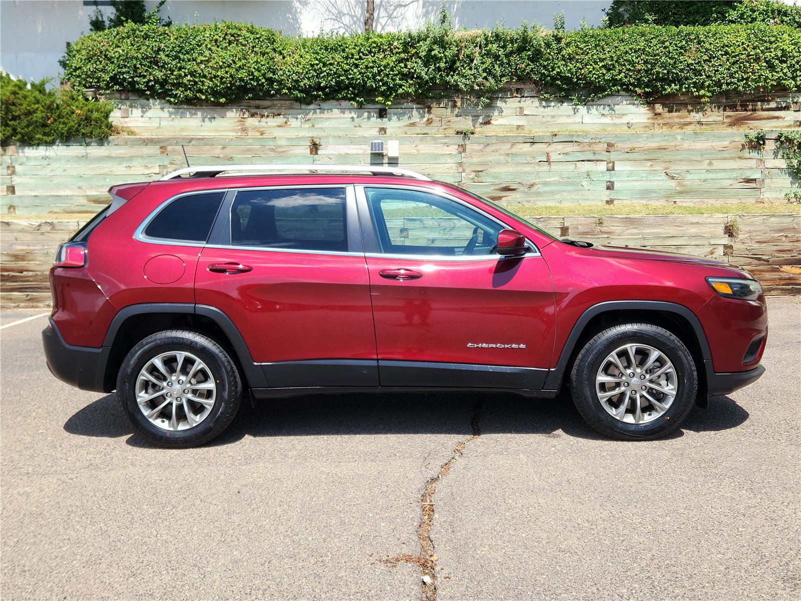 Used 2019 Jeep Cherokee Latitude Plus w/ Cold Weather Group image 2