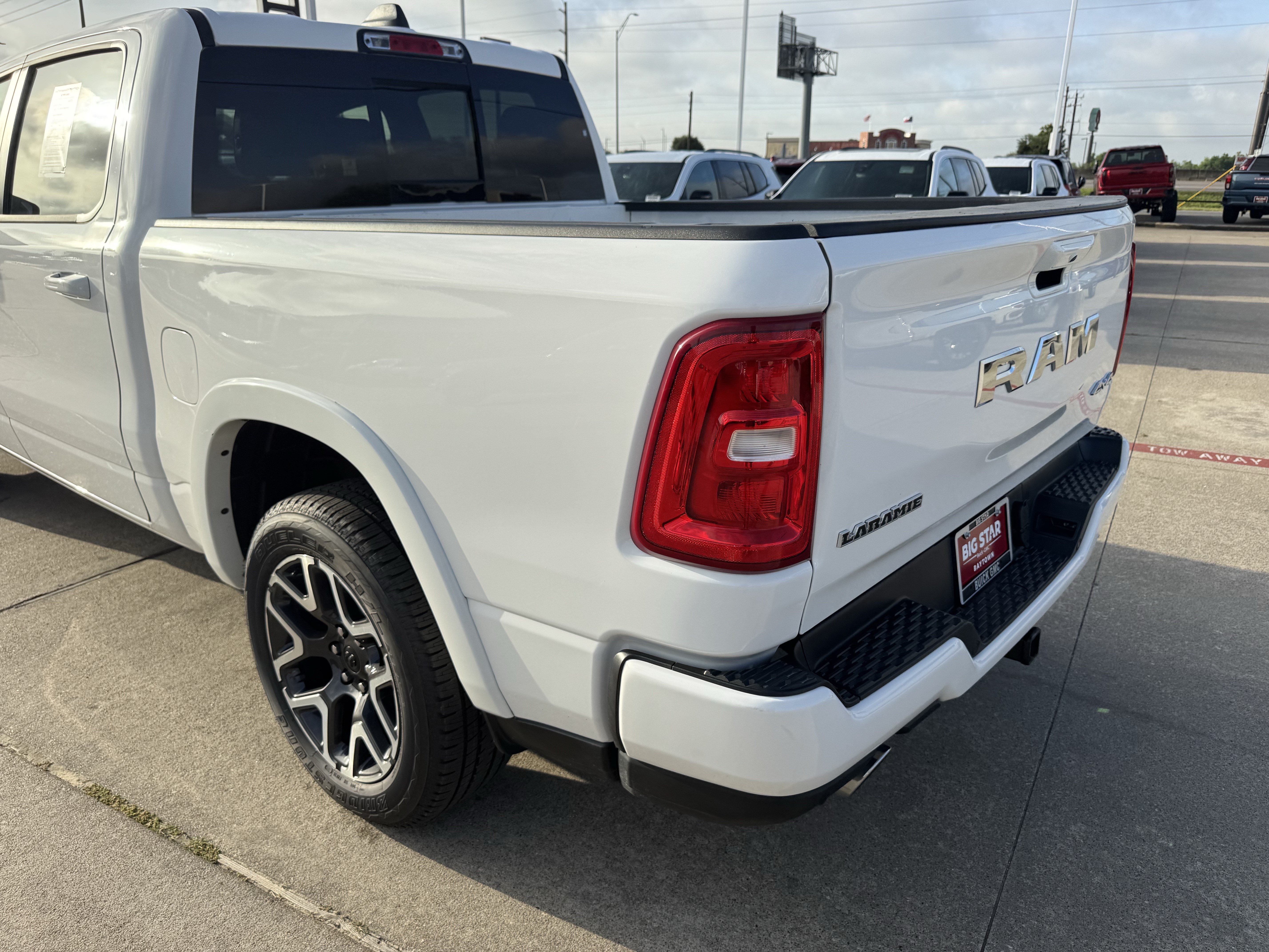 Used 2025 RAM 1500 Laramie w/ Sport Appearance Package AWD/4WD image 8