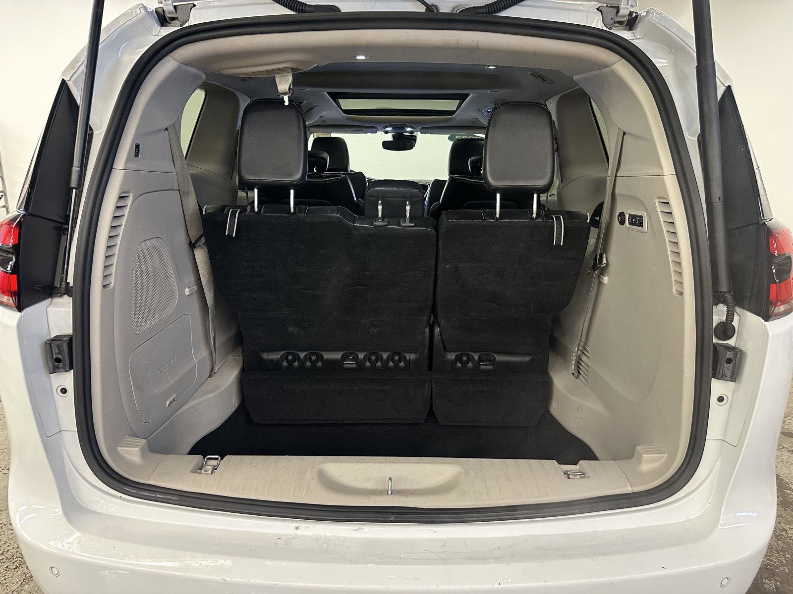 Used 2022 Chrysler Pacifica Limited image 13