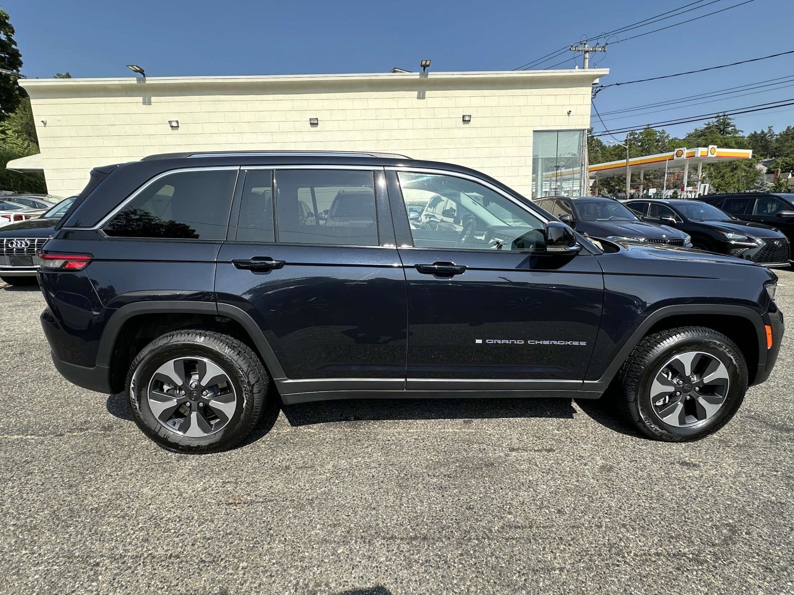 Used 2024 Jeep Grand Cherokee Limited 4xe image 2