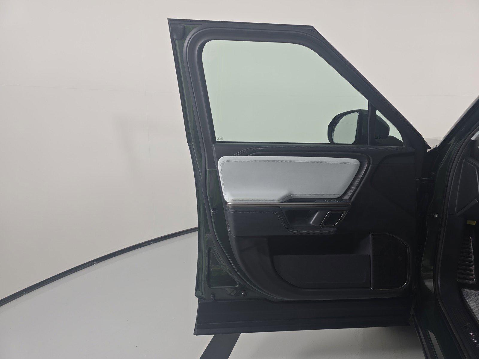 Used 2024 Rivian R1S Adventure AWD/4WD image 16