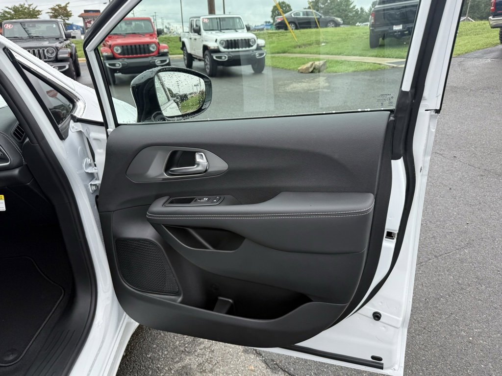 New 2026 Chrysler Pacifica Select image 31