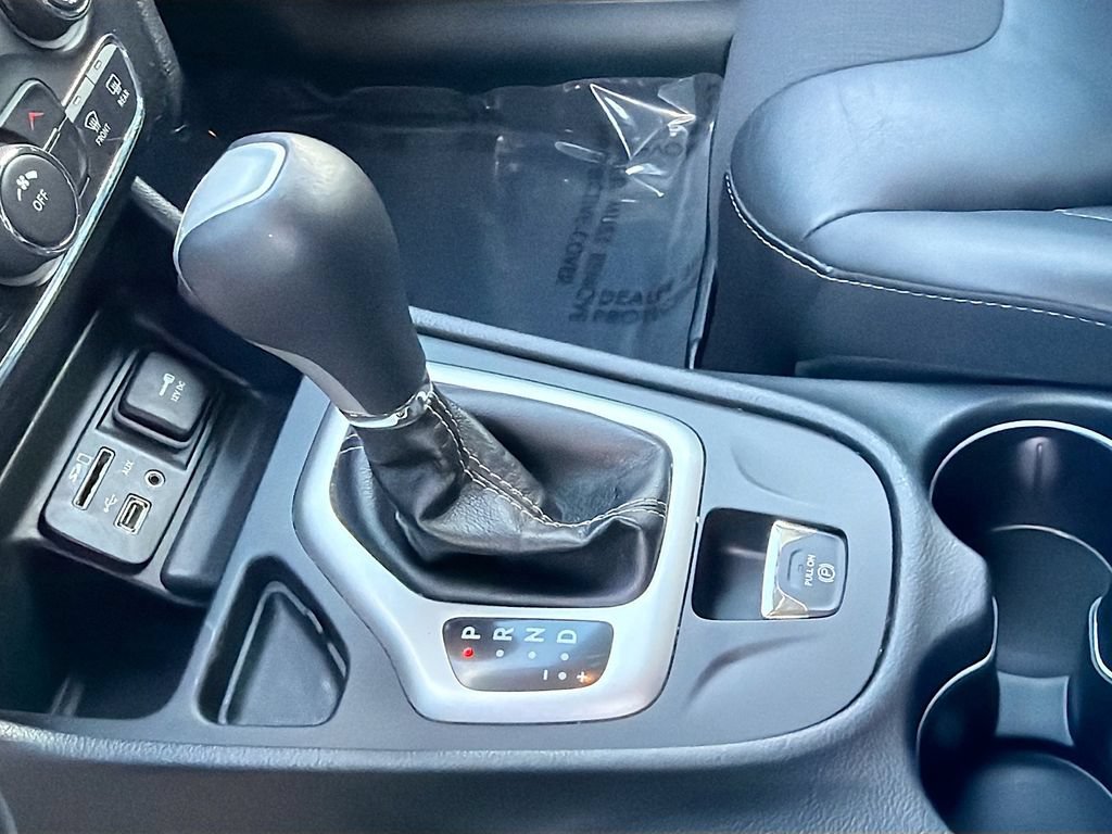 Used 2018 Jeep Cherokee Latitude Plus w/ Cold Weather Group FWD image 19