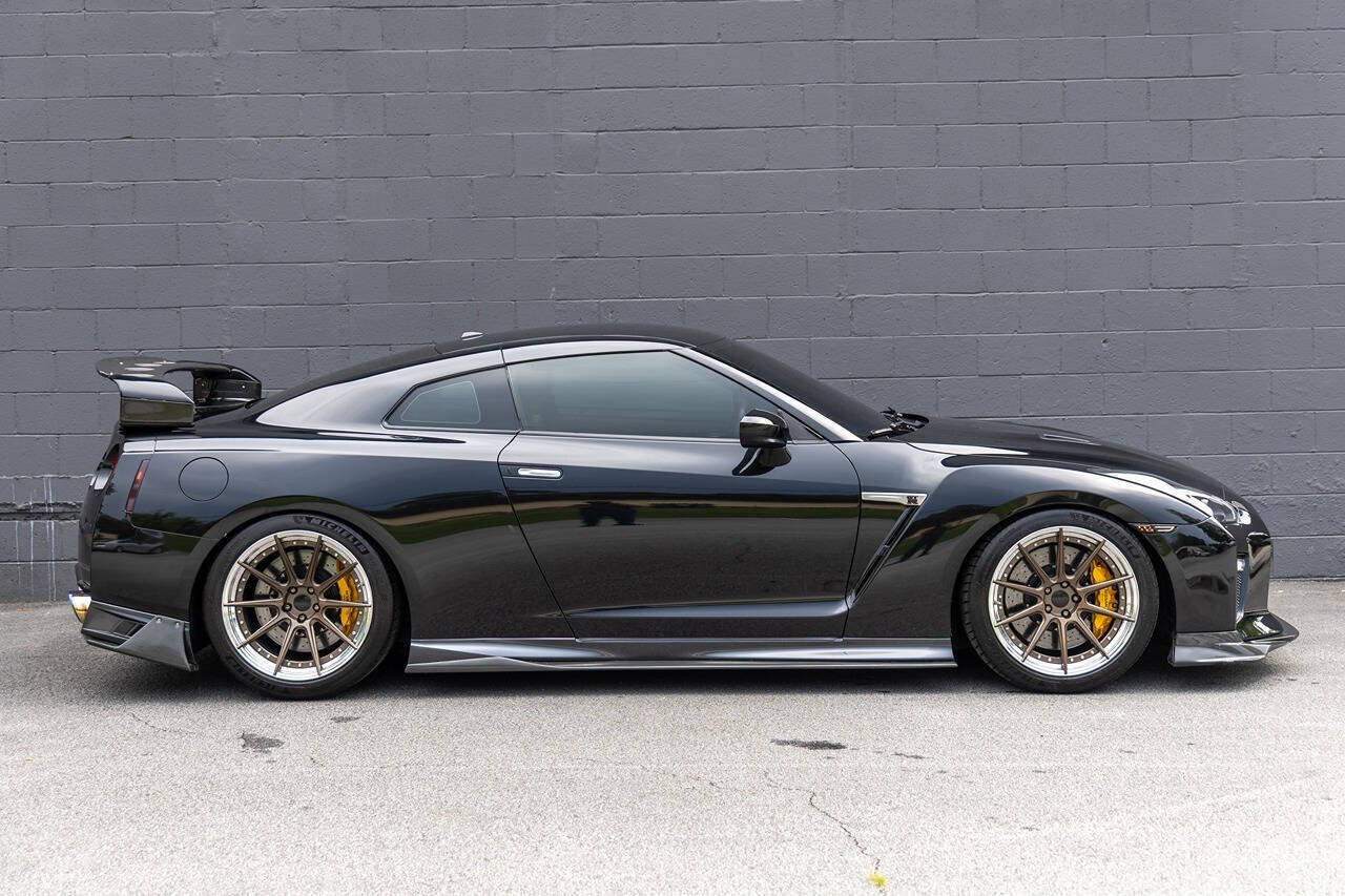 Used 2017 Nissan GT-R Premium w/ Premium Interior Package AWD/4WD image 5