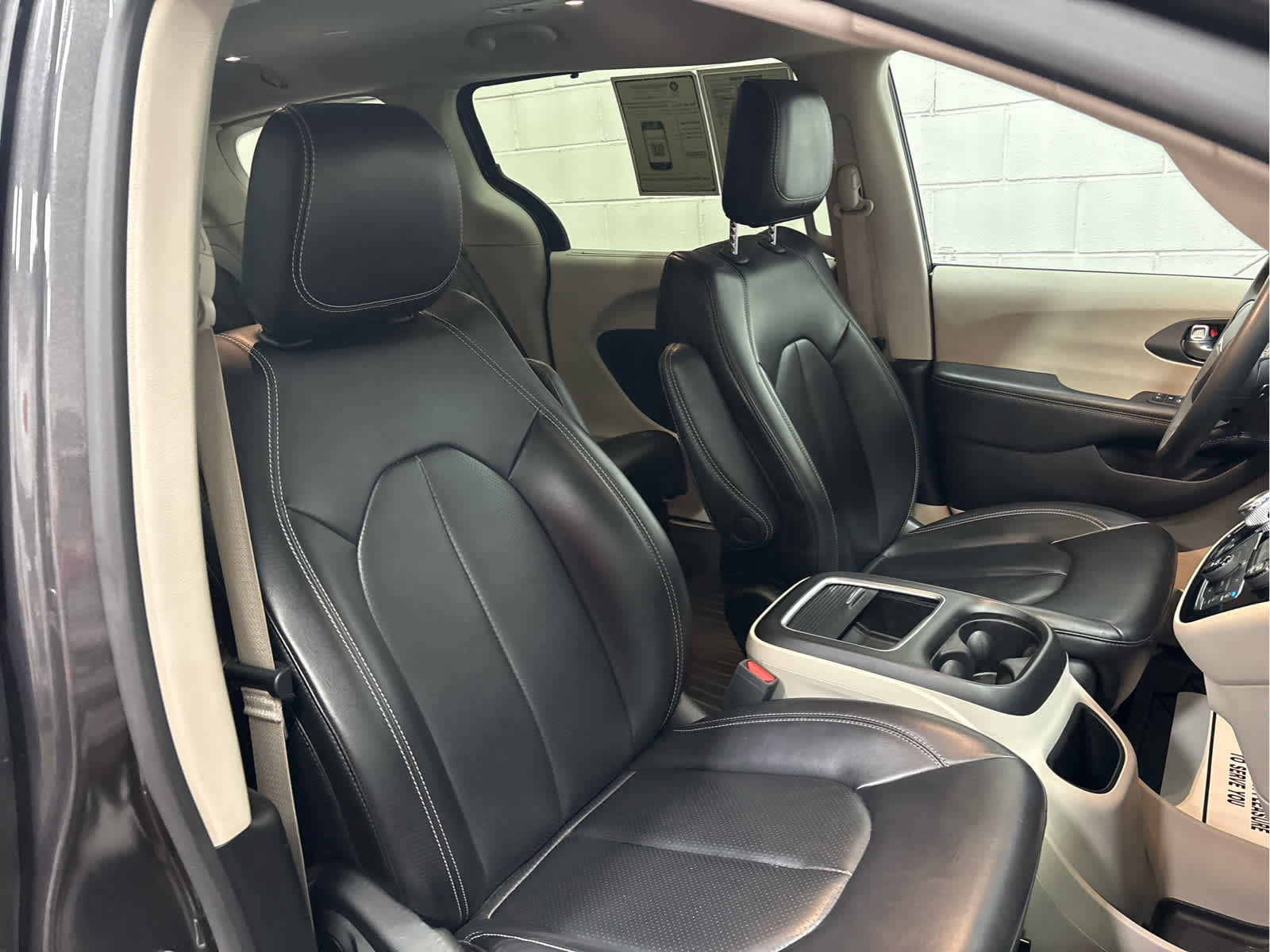 Used 2023 Chrysler Pacifica Touring-L image 35
