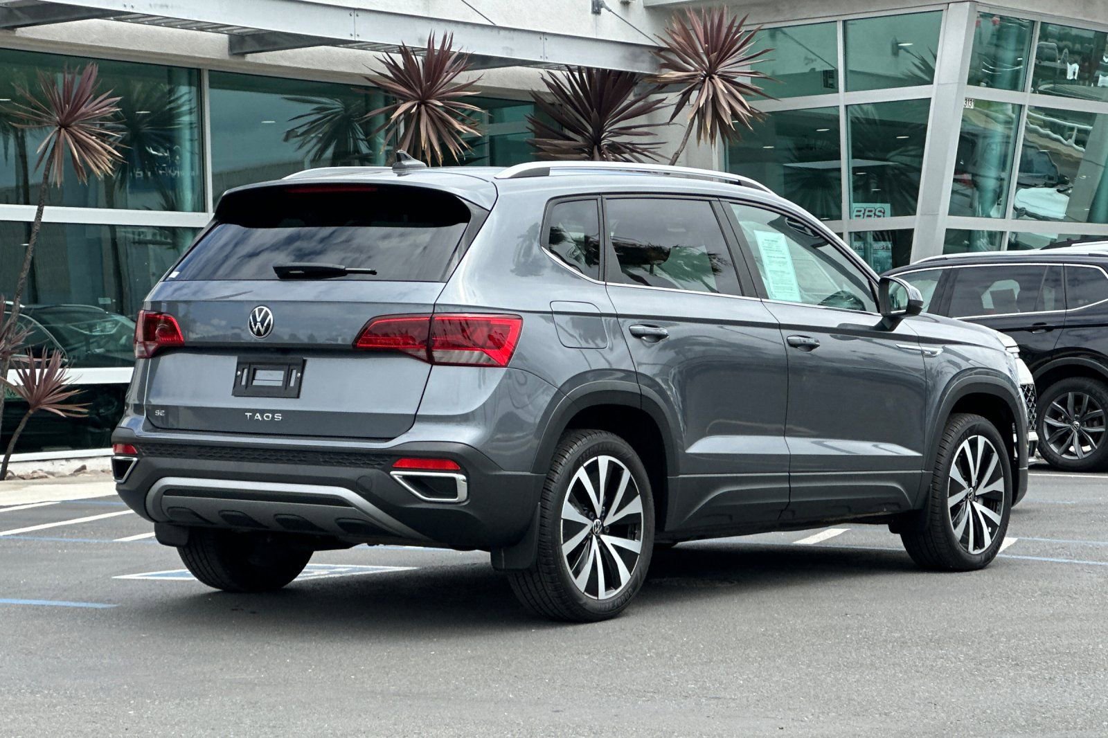 Used 2023 Volkswagen Taos SE w/ Panoramic Sunroof Package FWD image 4