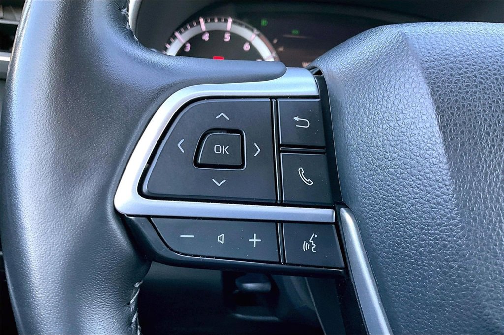 Used 2024 Toyota Highlander XLE image 16