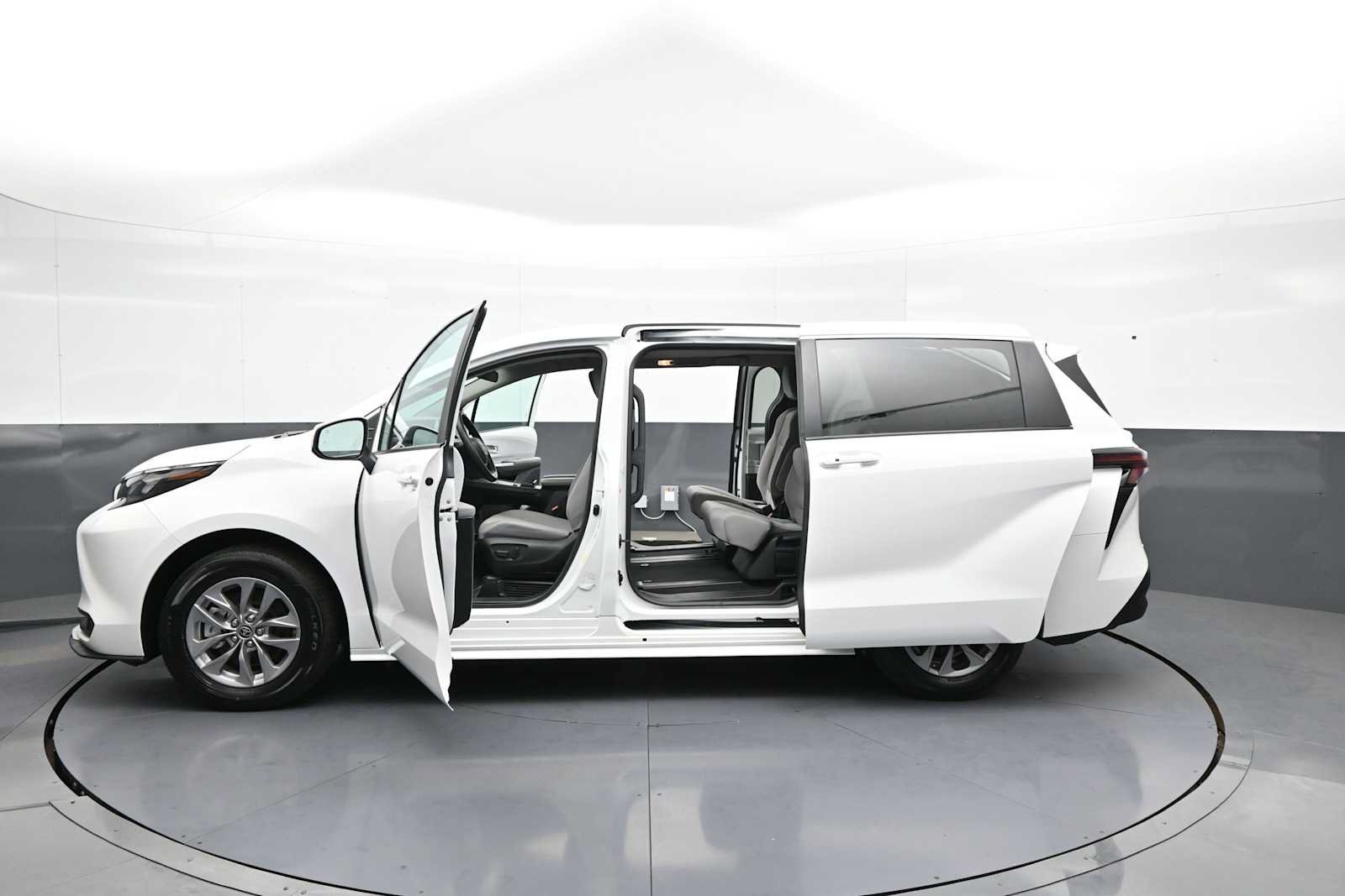 Certified 2025 Toyota Sienna LE FWD image 43