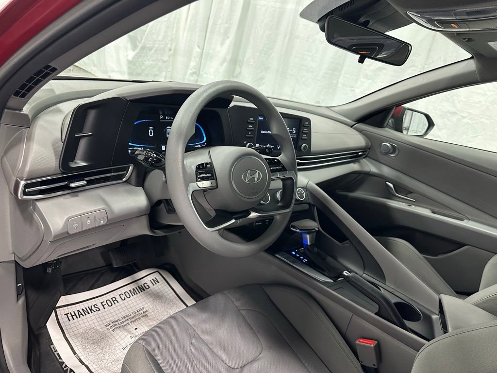 Used 2025 Hyundai Elantra SE FWD image 15