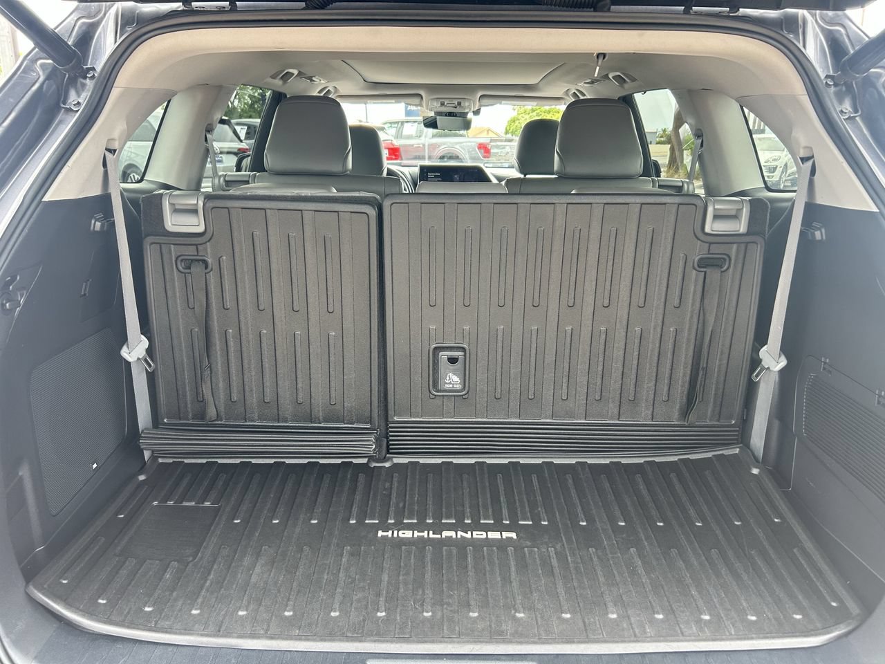 Used 2023 Toyota Highlander Platinum FWD image 10