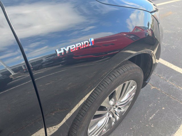 Certified 2021 Toyota Venza XLE w/ Softex Package AWD/4WD image 16