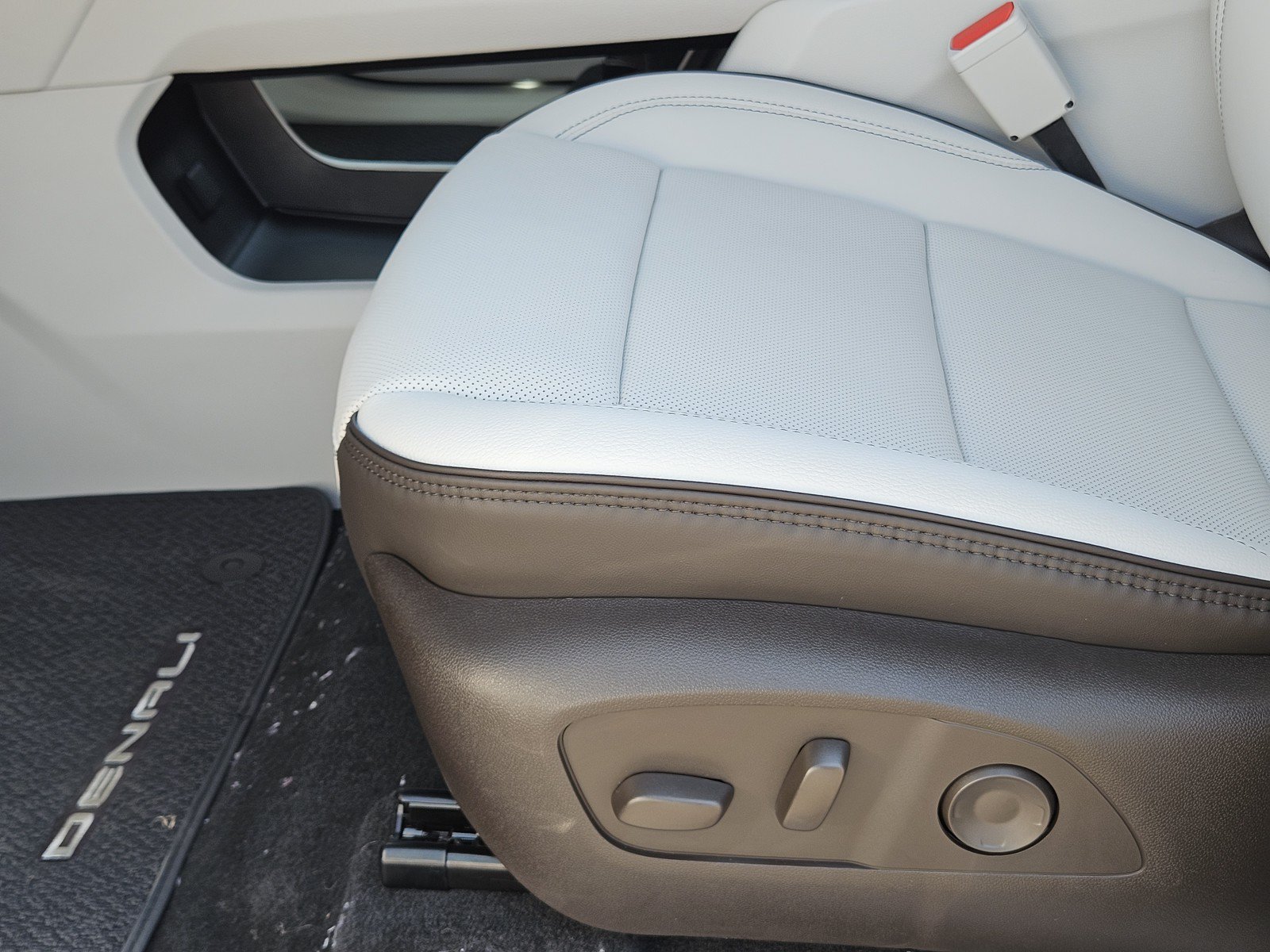 New 2027 GMC Acadia Denali FWD image 17